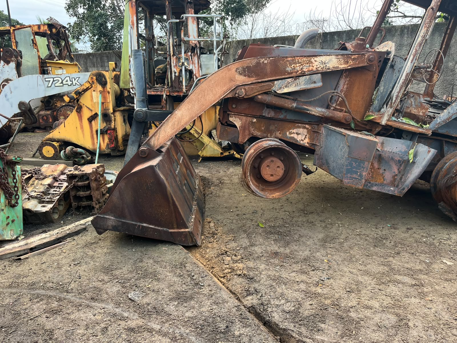 Retroescavadeira 4x4 com cabine fechada e ar — foto 1 de 43