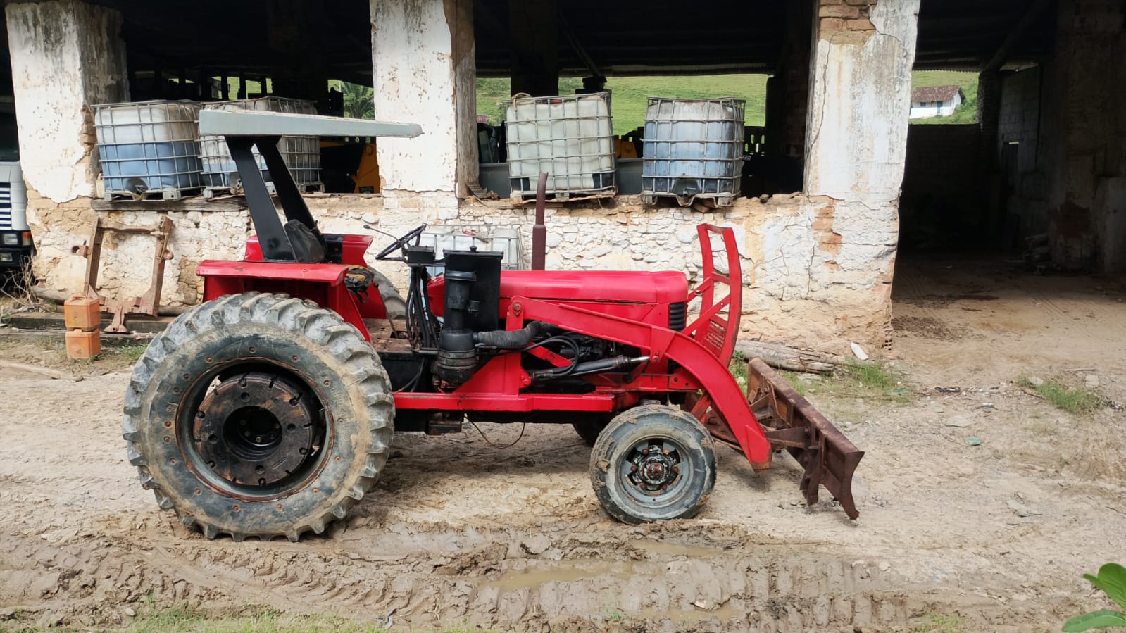 Trator agrícola de pneus com lâmina frontal — foto 1 de 4