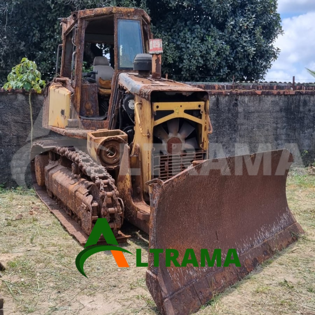 Trator de esteiras — foto 1 de 3